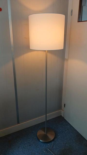 Staande vloerlamp met WiFi