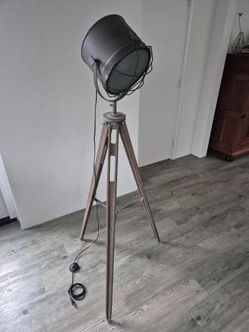 Industriële vloerlamp  beschikbaar voor biedingen