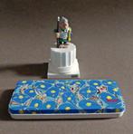 Asterix beeldje en pennenblik Romein legionair Parc Astérix, Ophalen of Verzenden, Asterix en Obelix, Gebruikt, Beeldje of Figuurtje