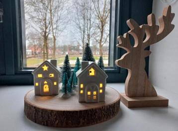 Kerstdecoratie op boomstam + Houten rendier beschikbaar voor biedingen