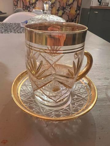 Vintage goudkleurig kop en schotel turks theeglas gegraveerd beschikbaar voor biedingen