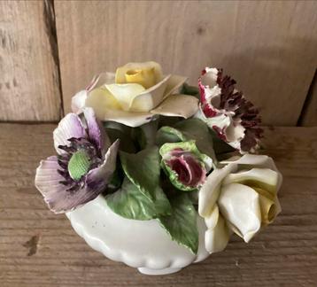 Vintage. Bloemenboeket. Porselein. beschikbaar voor biedingen