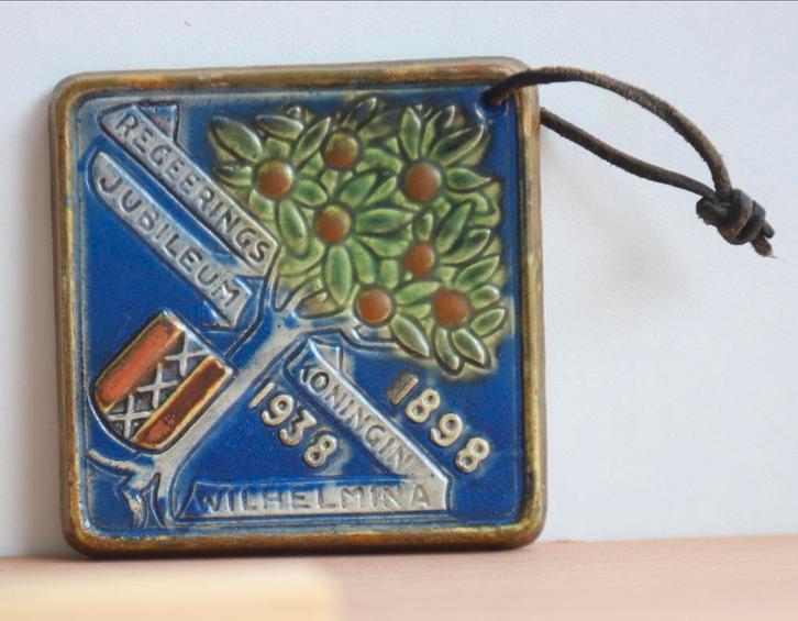 Wilhelmina 40 jaar regeringsjubileum tegel, Verzamelen, Sleutelhangers, Gebruikt, Stad of Land, Ophalen