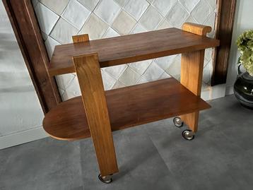 Vintage houten serveermeubel op originele metalen wieltjes beschikbaar voor biedingen