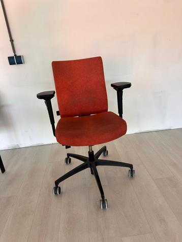 Partij kantoor meubilair bureau stoelen kasten beschikbaar voor biedingen