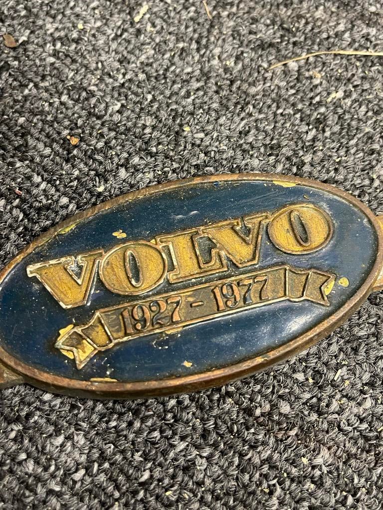 Original Volvo 50 Years Jubilee Emblem 1927–1977”, Ophalen of Verzenden, Gebruikt, Achter, Volvo
