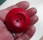 1 Grote rode houten knoop bloem-vormig 2 gaatjes Ø 4 cm, Hobby en Vrije tijd, Naaien en Fournituren, Verzenden, Gebruikt, Knoop of Knopen