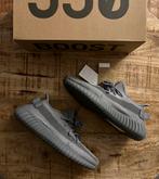 Adidas Yeezy Boost 350 V2 Steel Grey maat 44 US10 NIEUW, Overige kleuren, Nieuw, Ophalen of Verzenden, Adidas Yeezy