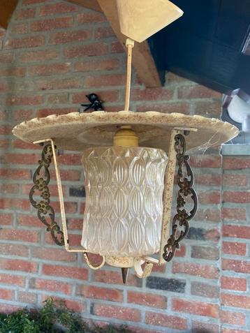 Oud ijzeren hanglamp beschikbaar voor biedingen