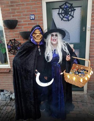 Gothic/Heksencape rechts op de foto. beschikbaar voor biedingen