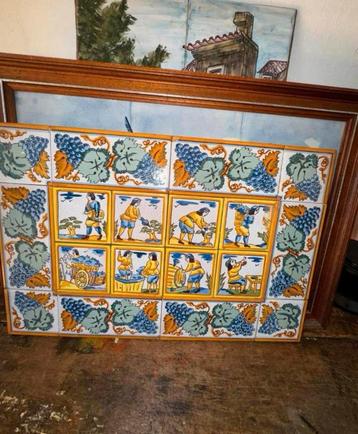 Leuk vintage tegelplateau over oude wijnoogst beschikbaar voor biedingen