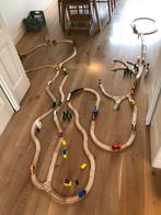 Grote houten treinbaan met veel treintjes en accessoires, Ophalen, Gebruikt