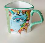 Handbeschilderde mok van Els Cnossen in een driehoekige vorm, Nieuw, Ophalen of Verzenden, Overige stijlen, Kop(pen) en/of Schotel(s)