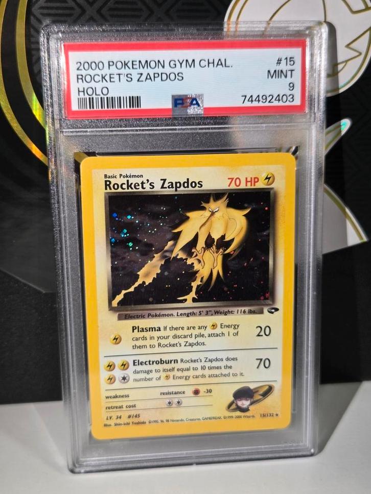 PSA 9 - Rocket's Zapdos Holo #15 (2000 Gym Challenge), Hobby en Vrije tijd, Verzamelkaartspellen | Pokémon, Zo goed als nieuw