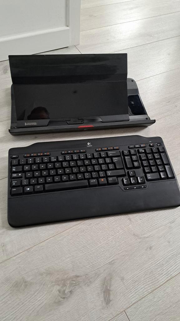 Logitech Toetsenbord met Laptop Standaard, Computers en Software, Toetsenborden, Gebruikt, Qwerty, Draadloos, Multimediatoetsen