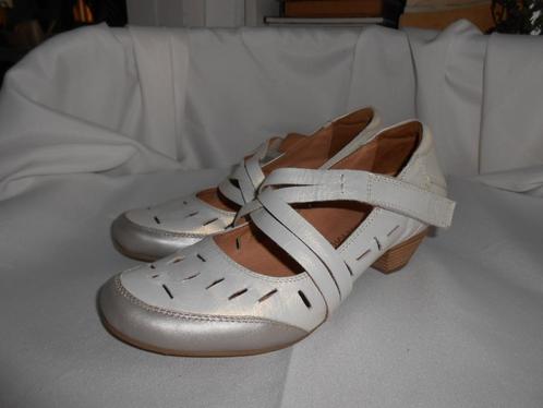 A43 Helioform ballerina met lage hak maat 38,5 wijdte G., Kleding | Dames, Schoenen, Gedragen, Schoenen met lage hakken, Wit, Ophalen of Verzenden