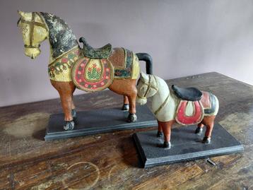 Groot paar gesneden houten tangpaarden beschikbaar voor biedingen
