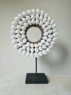 Schelpenkrans op standaard Siput 2 uit Bali, Huis en Inrichting, Woonaccessoires | Kransen, Ophalen of Verzenden, Tropical Home