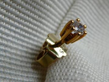 1 Gouden 18 k. oorbel met een Diamant van 0.21 crt.