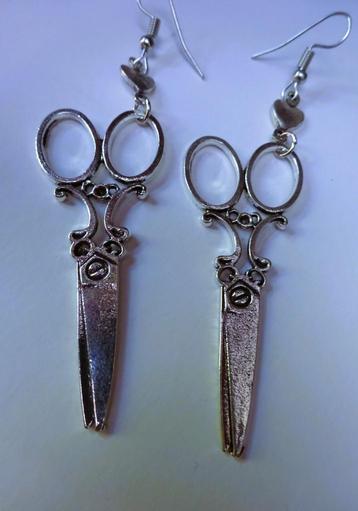 Zilverkleurige oorhangers schaar / schaartjes  beschikbaar voor biedingen