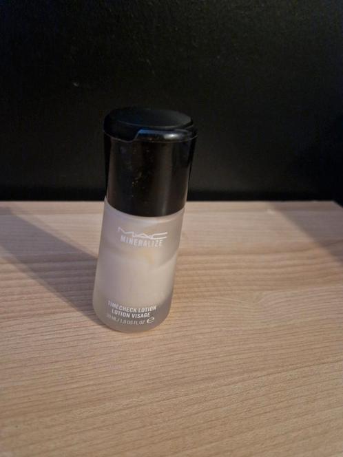 Mac cosmetics mineralize timechek lotion, Sieraden, Tassen en Uiterlijk, Uiterlijk | Cosmetica en Make-up, Zo goed als nieuw, Gehele gezicht