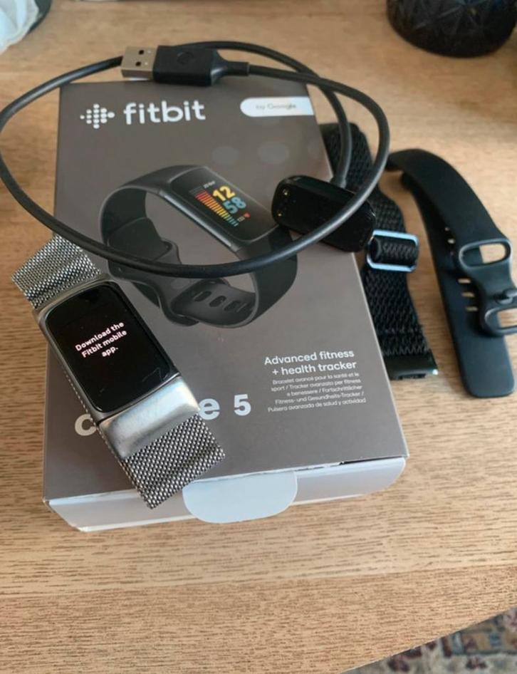 Fitbit Charge 5 met 3 verschillende horlogebandjes, Sieraden, Tassen en Uiterlijk, Smartwatches, Zo goed als nieuw, Android, Zwart