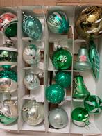 Set oude kerstballen groen bewerkt sneeuw klok pegel, Ophalen of Verzenden, Gebruikt