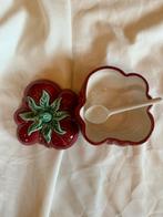 Bordallo Pinheiro Tomatenpotje met Lepel - Nieuw!, Ophalen of Verzenden, Nieuw