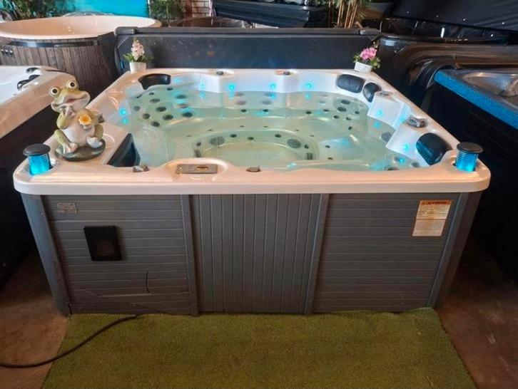 BALBOA JACUZZI ‼️ 5 PERSOONS‼️, Tuin en Terras, Bubbelbaden en Hottubs, Zo goed als nieuw, Filter, Ophalen of Verzenden