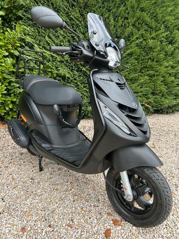 PIAGGIO ZIP 2023 BROM 164km NIEUW FULL OPTION. beschikbaar voor biedingen