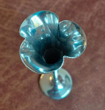 Zilver vaasje in perfecte staat met drie keuren beschikbaar voor biedingen