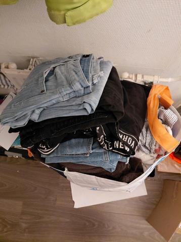 Tas vol kleren beschikbaar voor biedingen