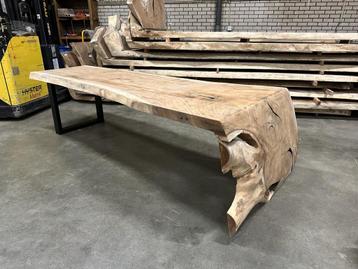 Unieke rivier boomstamtafel uit een stuk massief suarhout beschikbaar voor biedingen