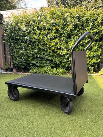 Stoere industriele kar beschikbaar voor biedingen