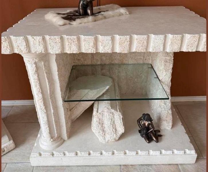 Unieke stenen kast in Griekse stijl met glazen plank, Huis en Inrichting, Complete inboedels, Ophalen