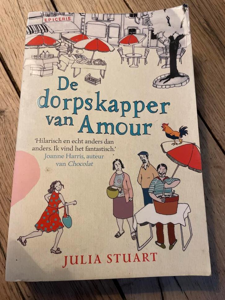 De Dorpskapper van Amour - Julia Stuart, Boeken, Romans, Gelezen, Nederland, Ophalen of Verzenden