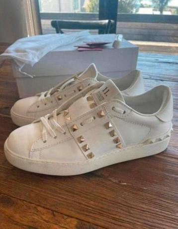 Valentino Garavanni Studded Sneakers beschikbaar voor biedingen