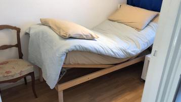 Bedframe en matras - Bed frame and mattress  beschikbaar voor biedingen