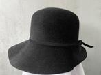 Dameshoed zwart vilt, Ophalen, Gedragen, Hoed