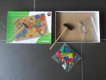 Hamertje tik met hamer en spijkertjes. beschikbaar voor biedingen