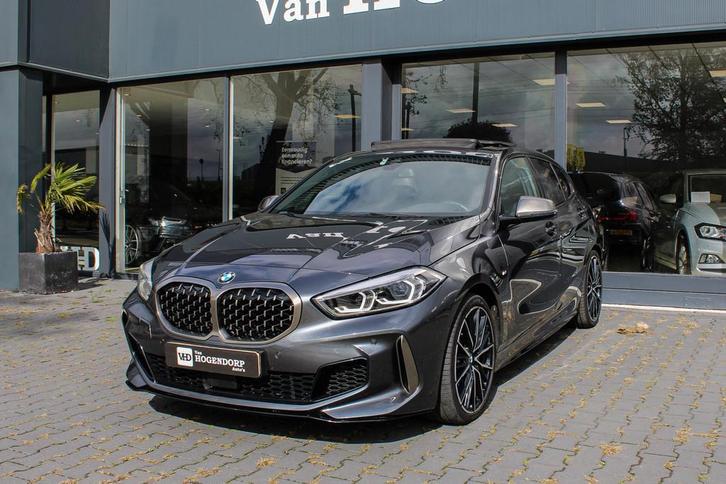 BMW 1-serie M135i xDrive High Executive PANO HUD CAMERA LEER, Auto's, BMW, Bedrijf, Te koop, 1-Serie, 4x4, ABS, Achteruitrijcamera