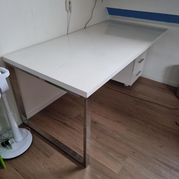 Modern Bureau in Hoogglans Wit (170 x 85 cm), Huis en Inrichting, Bureaus, Gebruikt, Bureau, Ophalen