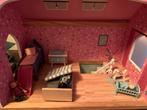 poppenhuis met veel meubels en poppetjes, Verzamelen, Poppenhuizen en Toebehoren, Ophalen of Verzenden, Zo goed als nieuw, Poppenhuis