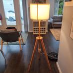 Houten Tripod Vloerlamp met Stoffen Kap, Huis en Inrichting, Lampen | Vloerlampen, Hout, Scandinavisch, Ophalen of Verzenden, Zo goed als nieuw