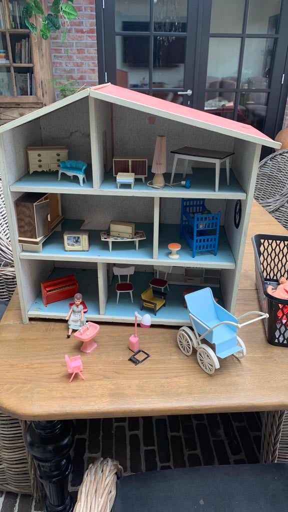 Poppenhuis met meubeltjes jaren 60/70, Ophalen, Gebruikt, Poppenhuis