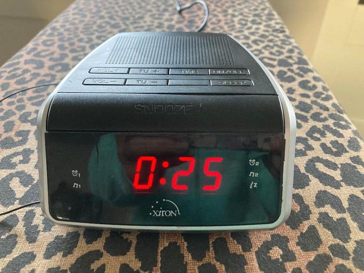Wekker/klokradio - Xiron, Witgoed en Apparatuur, Wekkers, Gebruikt, Digitaal, Ophalen of Verzenden