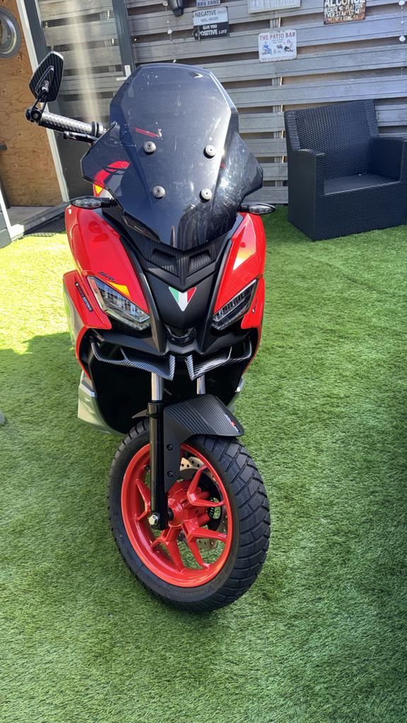 Aprilia SR GT 200 met Leo Vince bj 2024.  1000 km gelopen, Motoren, Motoren | Aprilia, Scooter, Nieuw, Bedrijf, 11 kW of minder