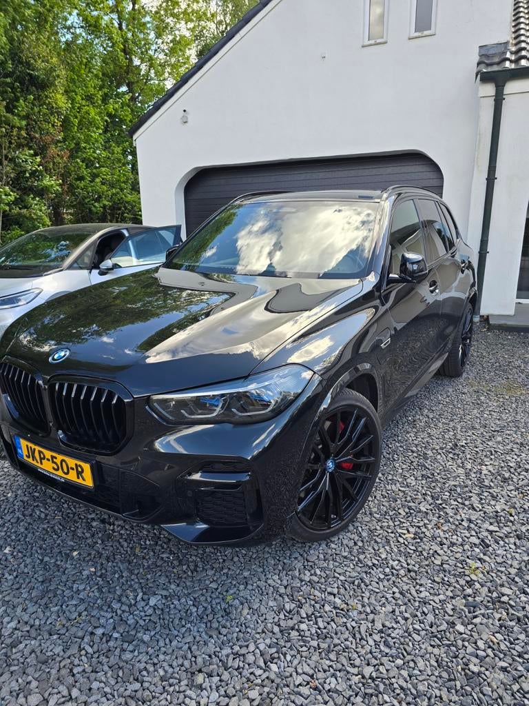 BMW X5 45e MPAKK 394pk 2022 mass 6mnd gar, 77 km/l, Parkeerassistent, Zwart, Vierwielaandrijving