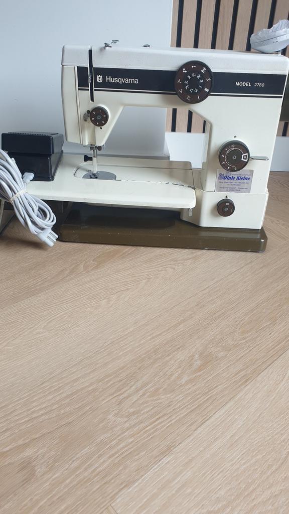 Naaimachine Husqvarna model 2780, Hobby en Vrije tijd, Naaimachines en Toebehoren, Ophalen of Verzenden, Gebruikt, Naaimachine