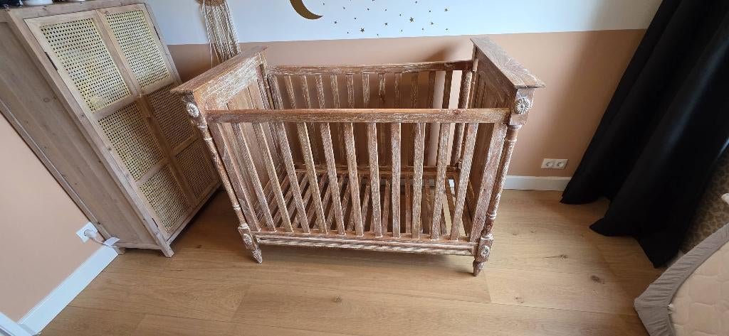 Luxe handgemaakt babybed en commode, Ophalen, Zo goed als nieuw, Ledikant